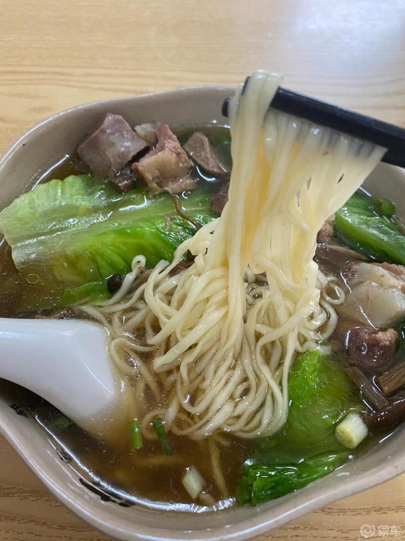 美食吃早餐了沙县小吃的茶树菇排骨汤面