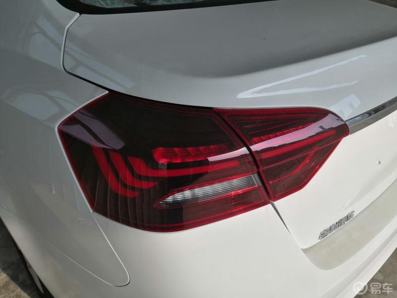 新帝豪的尾灯也进行了黑化处理,与前大灯相呼应,显得车辆更加年轻时尚