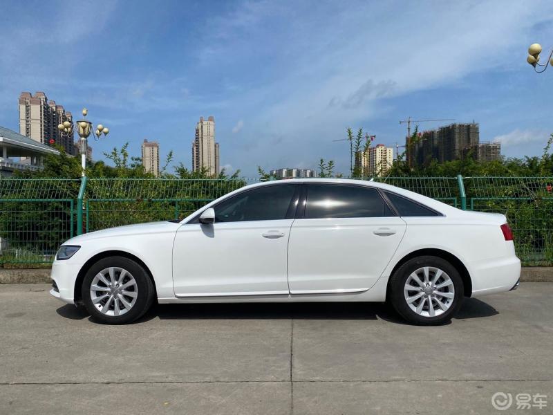 每日油耗不多见的白色奥迪a6舒适度很高驾驶感受很好的一台车百公里