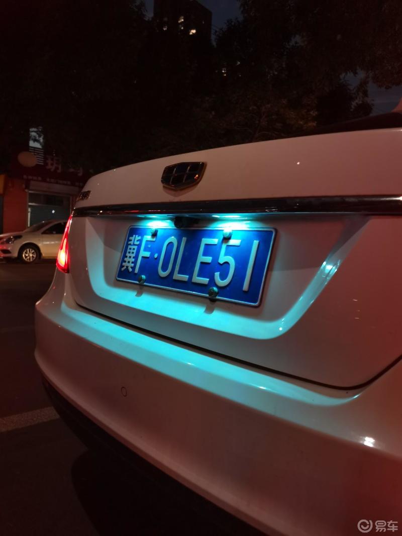 自己动手换个牌照灯原车的坚持了三年坏了自己换成冰蓝色的led灯比较