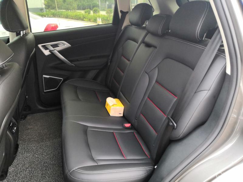 吉利博越的空间和舒适性还是可以的,2670 mm的轴距,使前后排腿部空间