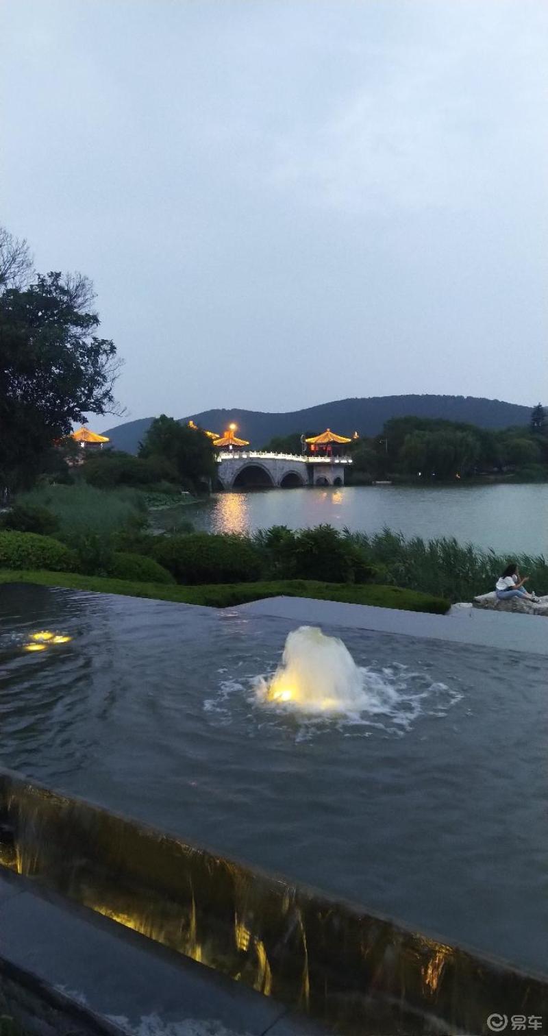 每日一帖夜游小南湖水街壹号环境真不错晚上吃个烧烤看个球赛真不孬