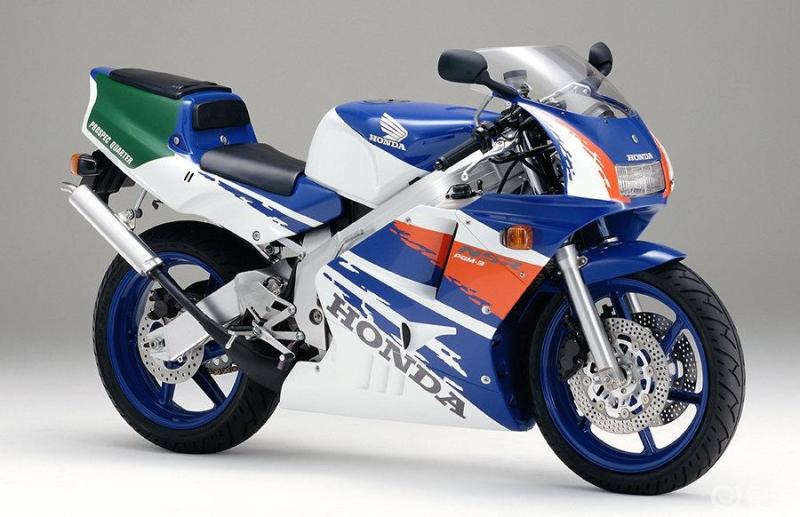 在二冲程摩托车的黄金年代, nsr 250r用独有的技术和美学叱咤赛道与