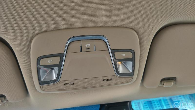 帝豪这款车的内饰方面采用的是搪塑加皮质包围,显得简洁大方,座椅则