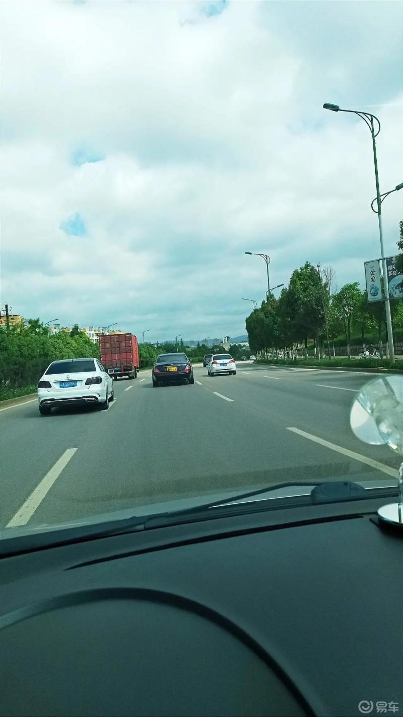 昆明东三环看到一辆黄牌轿车惊了一下想不到2021年了路上还有这种车