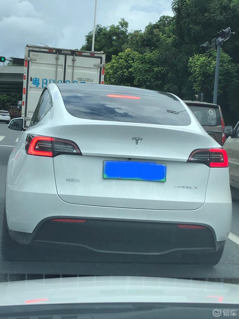 车尾灯特斯拉的这款c型的刹车灯好小气的感觉