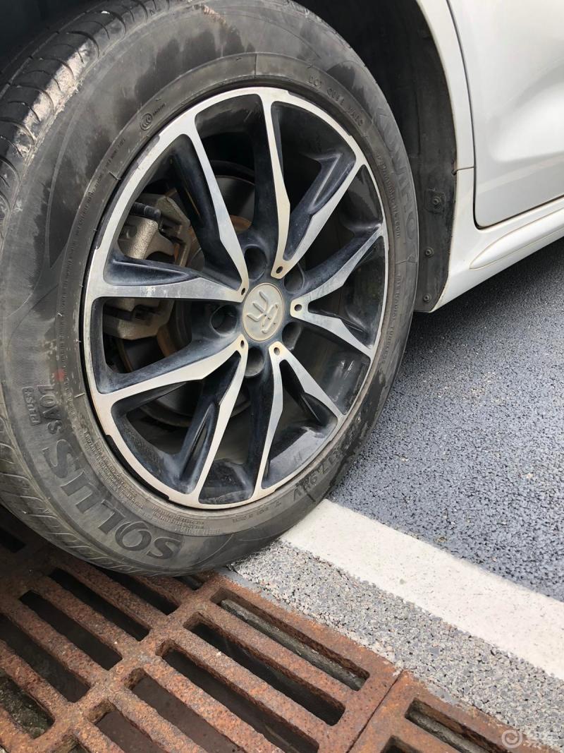 晒轮毂比亚迪宋max相对中庸了些不过自己喜欢就行
