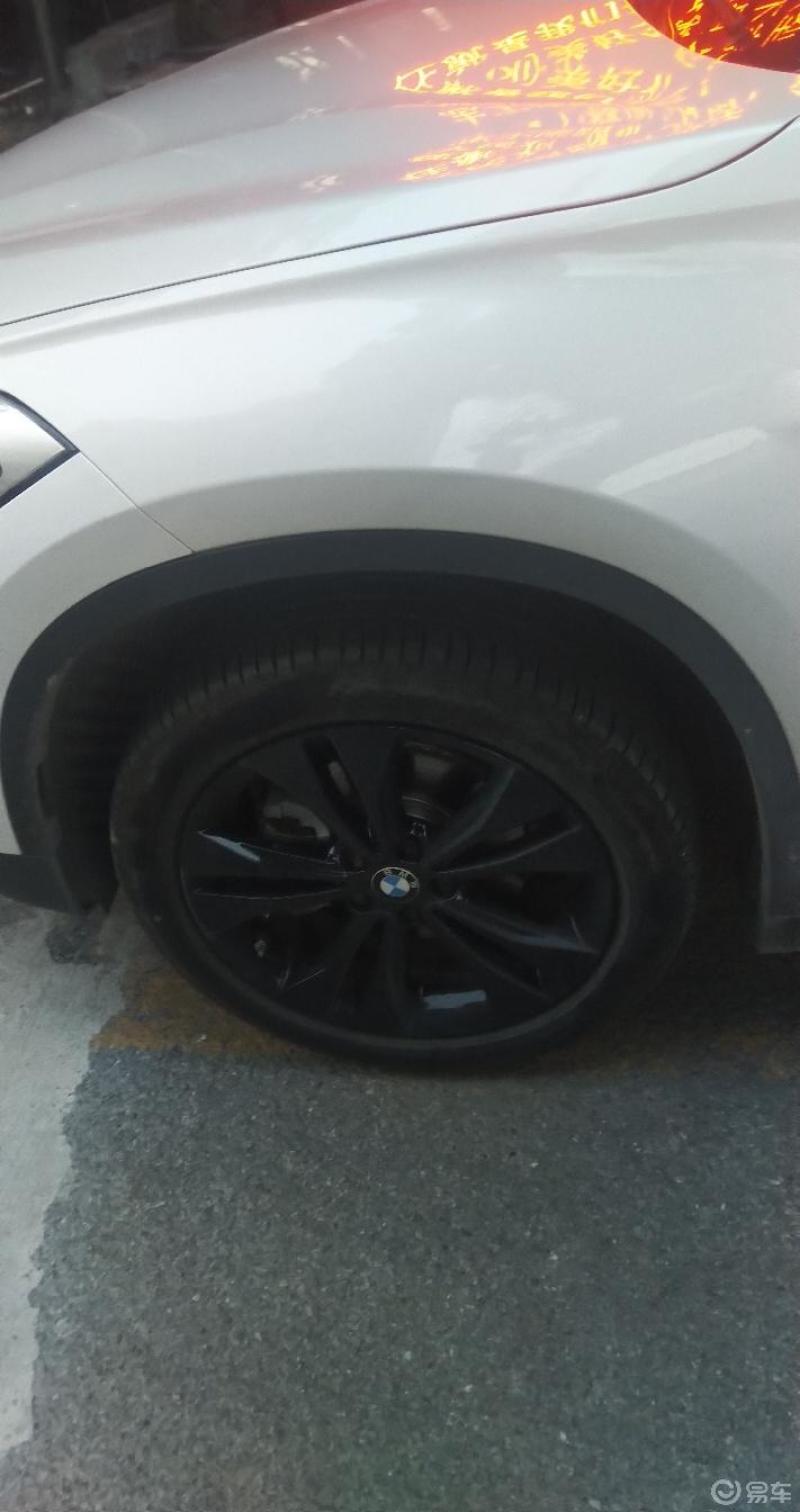 晒轮毂#宝马x1配备的熏黑双五幅铝合金轮毂,彰显运动感,视觉效果不错