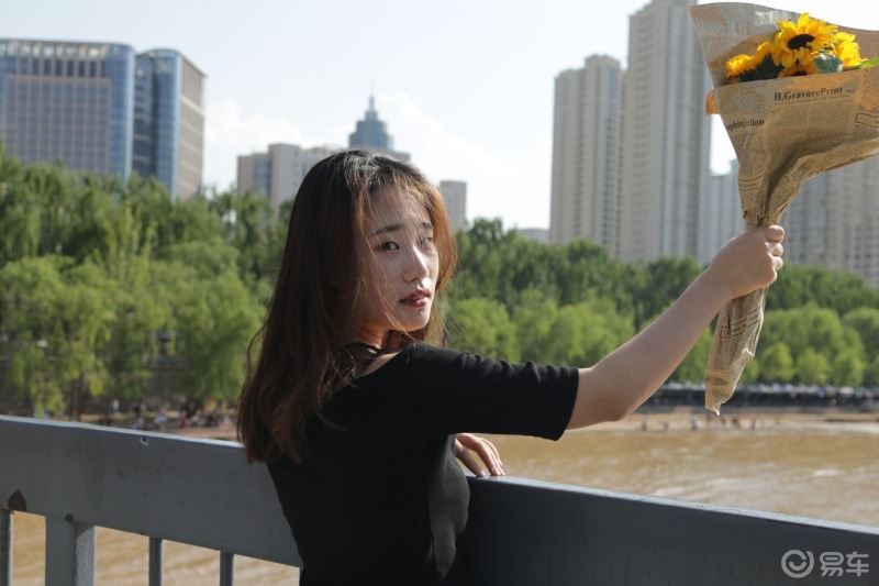 小姑娘兰州中山桥上来看黄河的小姑娘