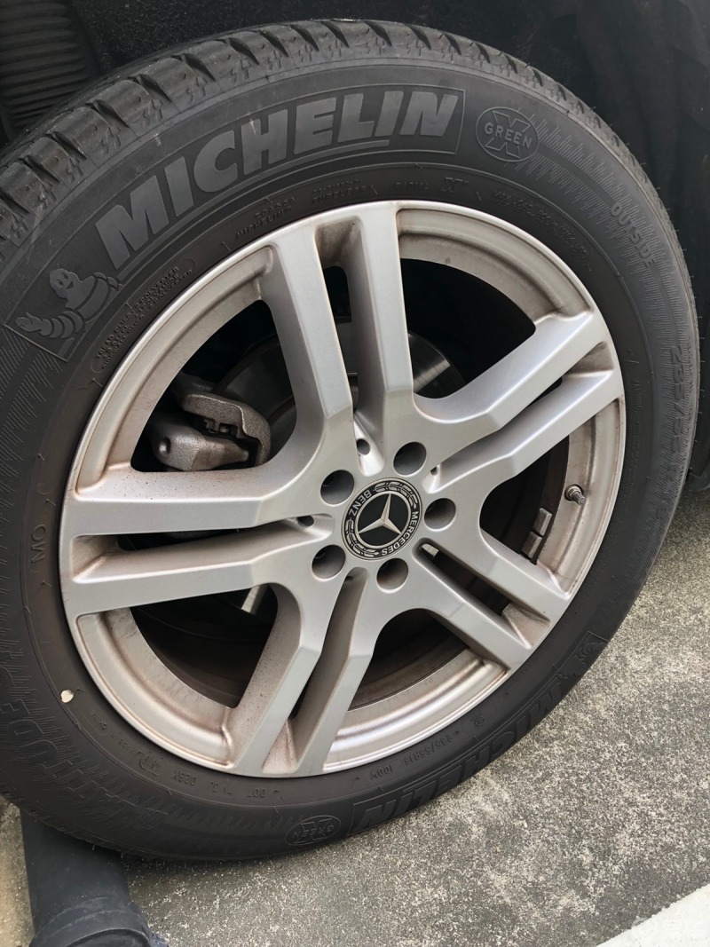 晒轮毂北京奔驰glb200中规中矩亮点就是这个奔驰标了