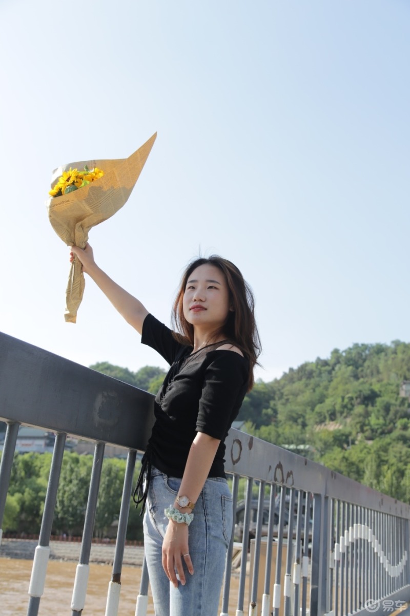 小姑娘兰州中山桥上来看黄河的小姑娘