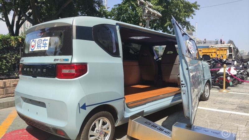 晒轮毂#五菱宏光mini ev加长版来袭,轮毂很帅呀,轴距也大,尤其是考滗