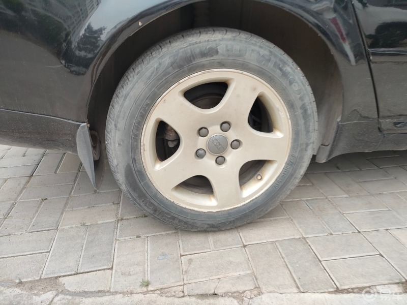 这个轮毂也是比较经典的了,现在都很少看到这种经典车型