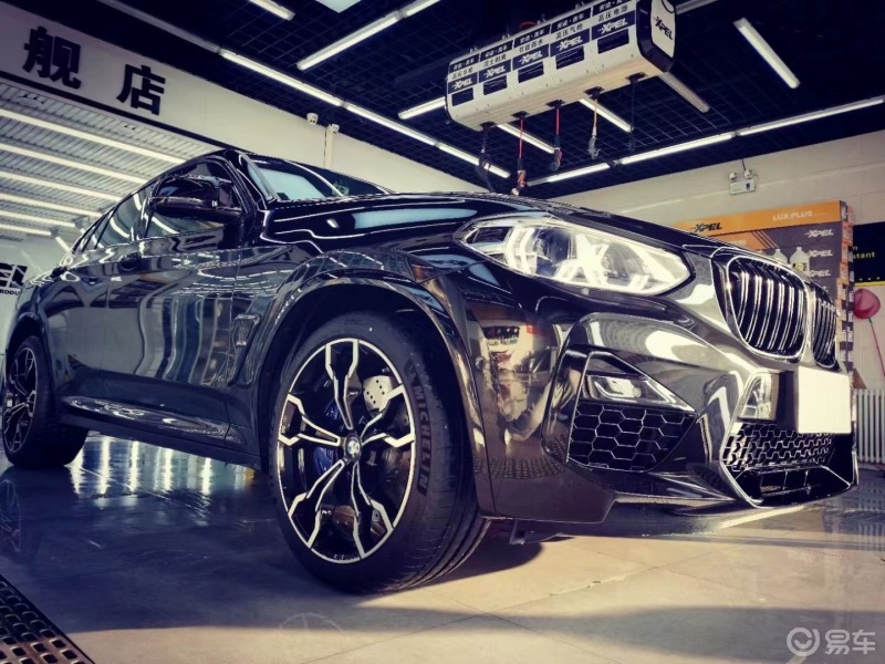 汽车改装bmwx4m雷霆版外形是动感的车身设计黑色的车漆涂装气场十足