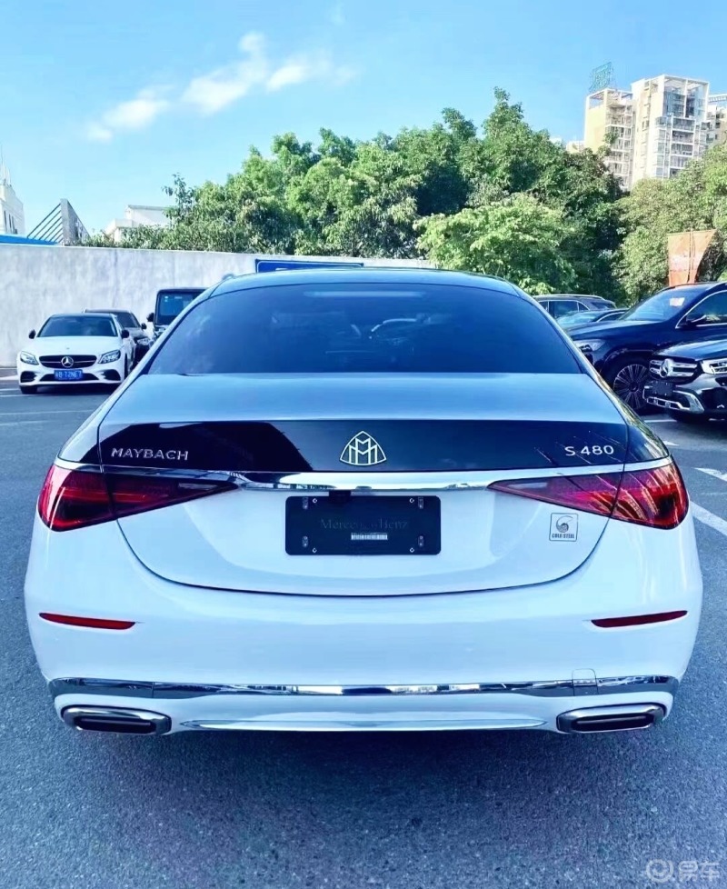 买不起系列街拍经典的豪车迈巴赫双拼色的车身其实并不多见更显尊贵和