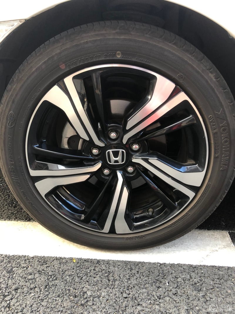 晒轮毂# 东风本田1.5t思域,搭配的是优科豪马215/50 r17的轮胎.