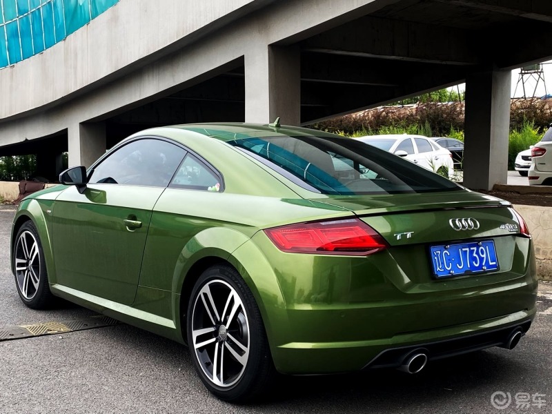 夏日打卡#夏日里街拍奥迪tt拉风的小车,适合年轻人的大玩具,颜值实在