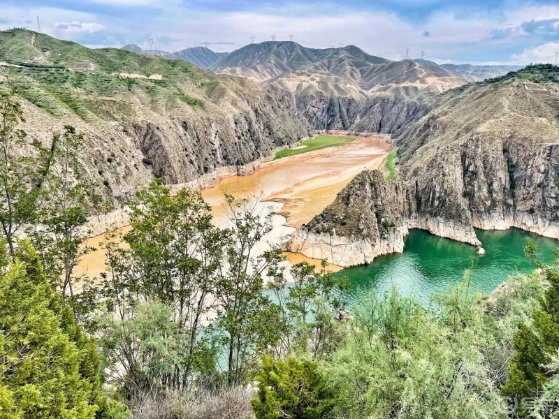 旅行隨拍黃河與洮水交匯處兩河水色涇渭分明形成半河碧水半河濁的景觀