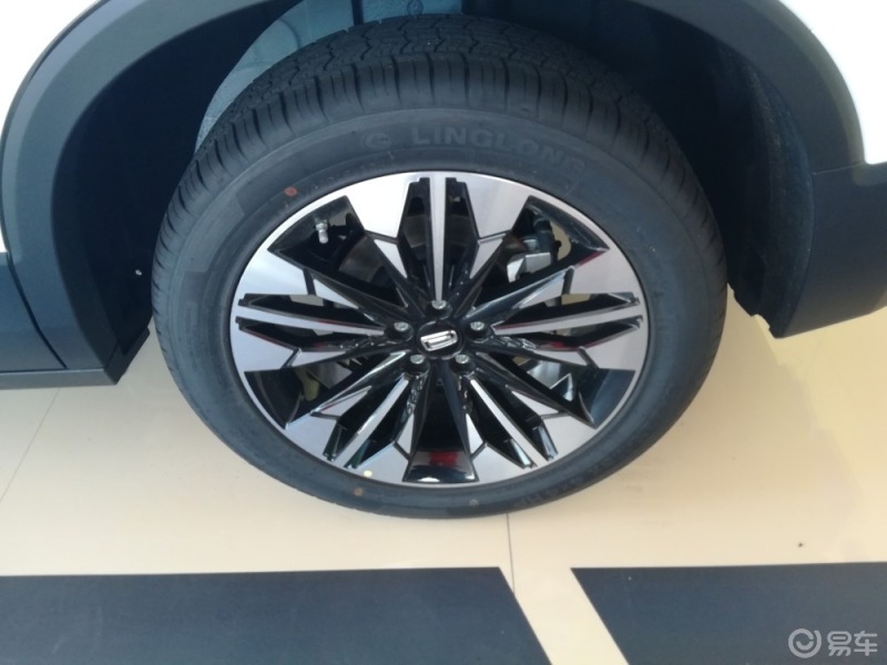 晒轮毂奔腾t77轮毂做得很精致和整车的气质相得益彰