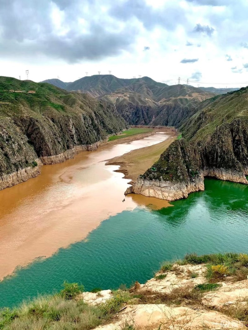 旅行随拍黄河与洮水交汇处两河水色泾渭分明形成半河碧水半河浊的景观