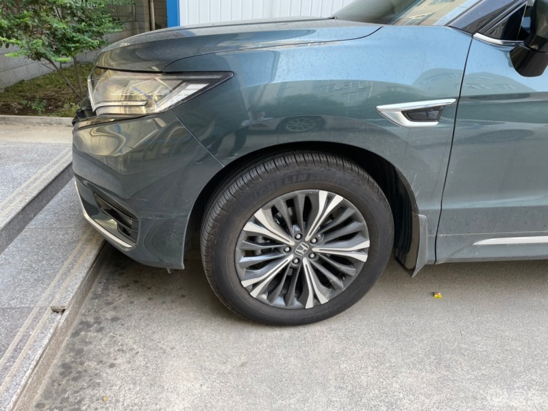 晒轮毂#本田urv这款大中型越野车,外观十分大气,运动感强烈,配备1寸 