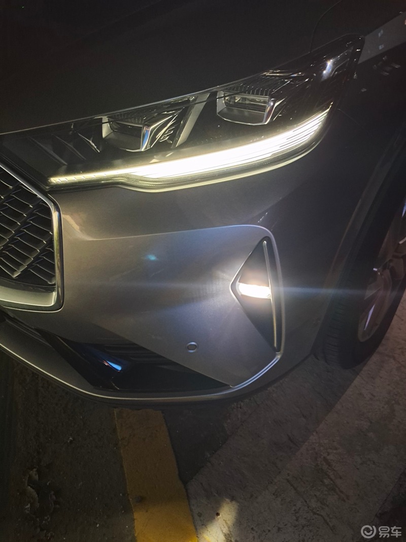 每日打卡看看三代哈弗h6的车灯在晚上看起来还是特别亮的详情看下图