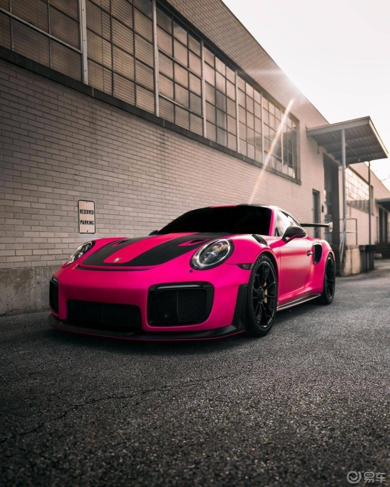这致命的玫红色让我不得不佩服拥有这台保时捷gt2rs的车主别人把当宝