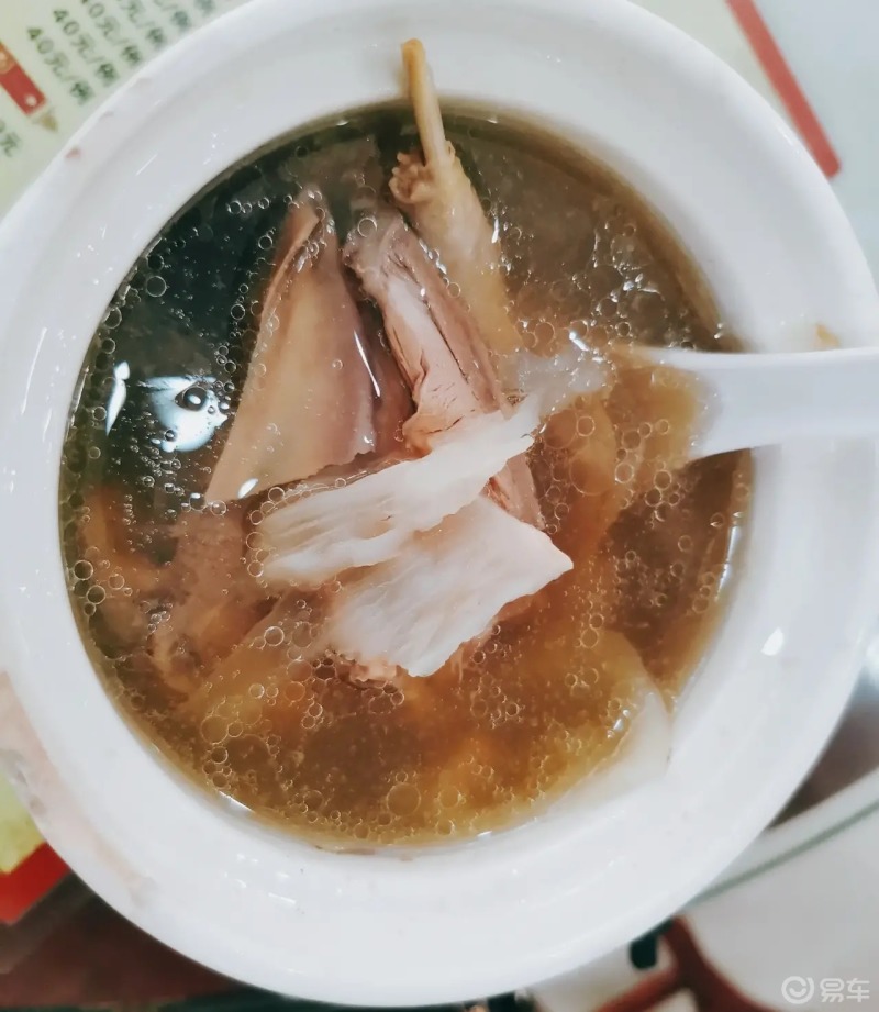 吃了晚饭后出来逛逛,来到这里吃饭喝汤是很重要的事,每人一盅炖汤