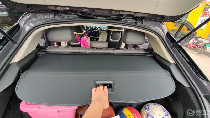 每日打卡领克02后备箱还算可以放东西足够了还有个遮阳帘这个挺好的