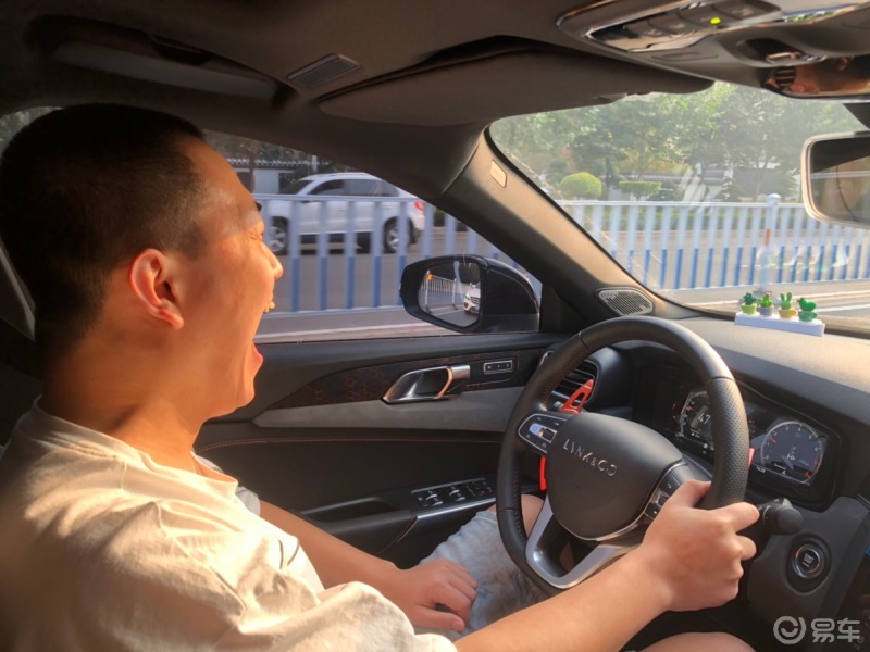 我朋友第一次开我车的感觉因为他第一次开车所以很紧张而且第一次开7