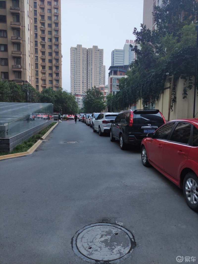 我们小区非常人性化,本来小区地面上不让停车,但是由于预报大暴雨纷纷