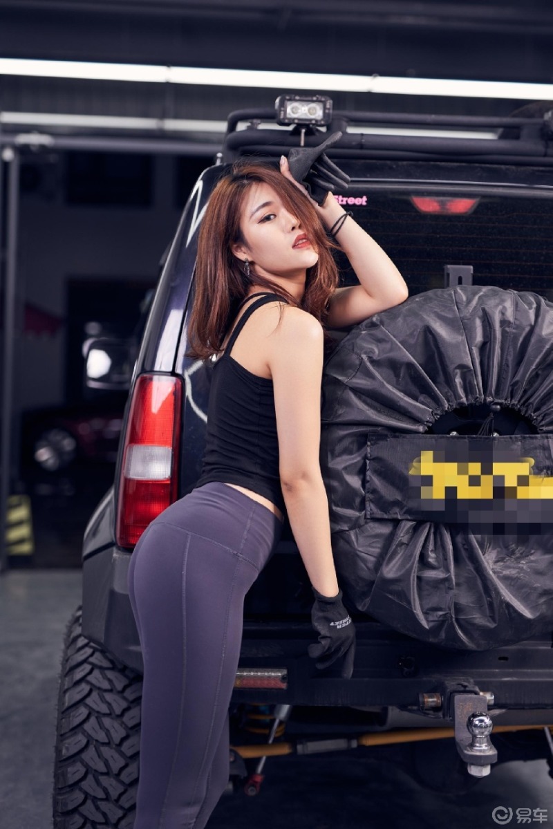 社区最美女神#今天我和大家介绍这款jeep牧马人,先看一下美女车模与