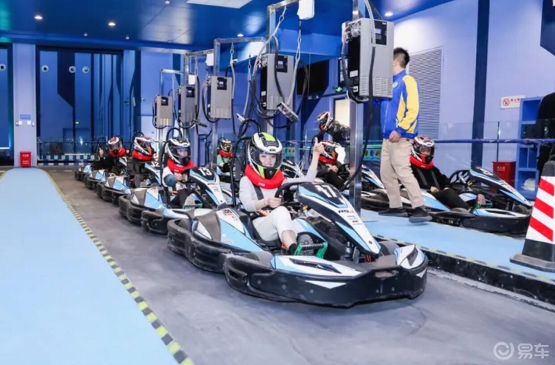 本地人趣哪玩和姐妹团一起打卡广州融创疯狂卡丁车作为广州首个双层