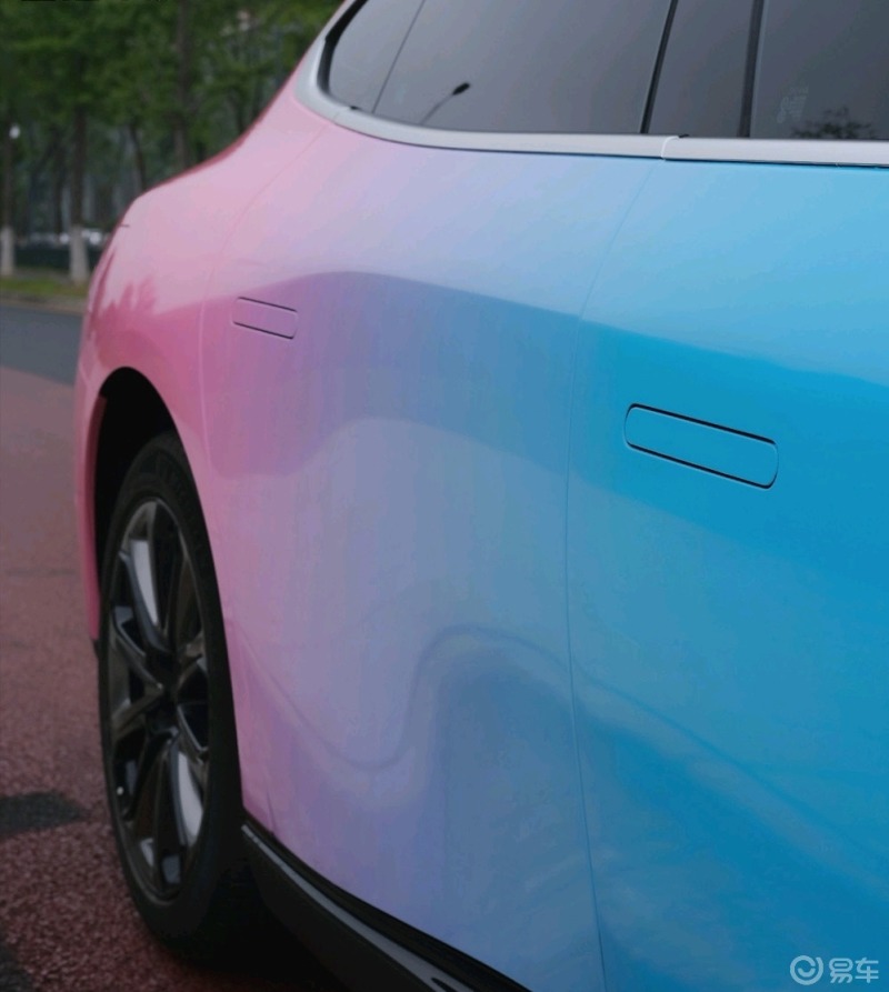 好车配好衣拥有渐变色车衣的小鹏p7外形是更加的动感霸气改色小鹏