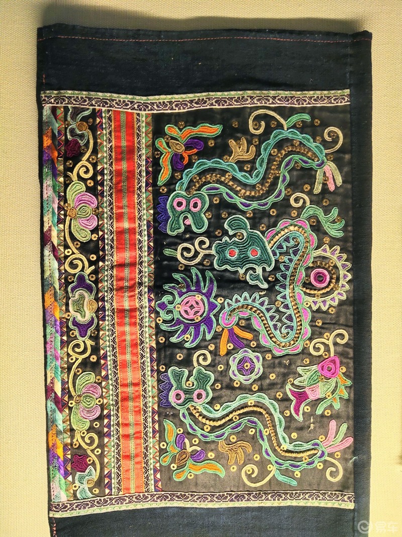 凯里苗绣的色彩多以红,绿色为主,辅以其他颜色,而且花纹稠密,色彩艳丽