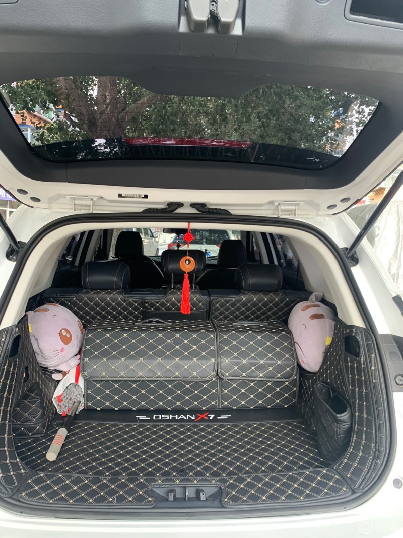 来说说我大白的后备箱,那叫一个阔气,我里面放了两个收纳箱子,空间还