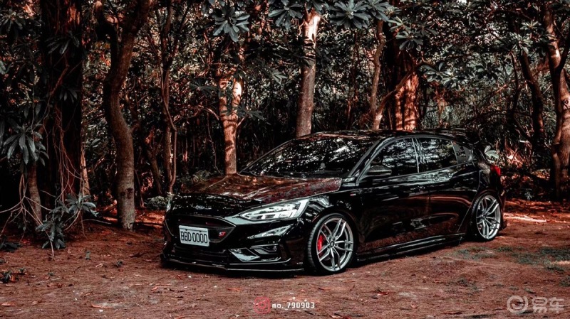 黑色福克斯隐藏着独特的气味也有黑武士之称低调奢华而不失性感车身在