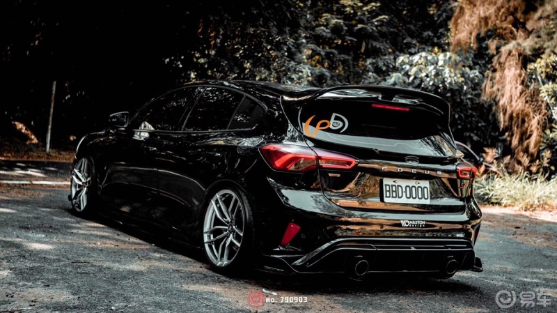 黑色福克斯隐藏着独特的气味也有黑武士之称低调奢华而不失性感车身在