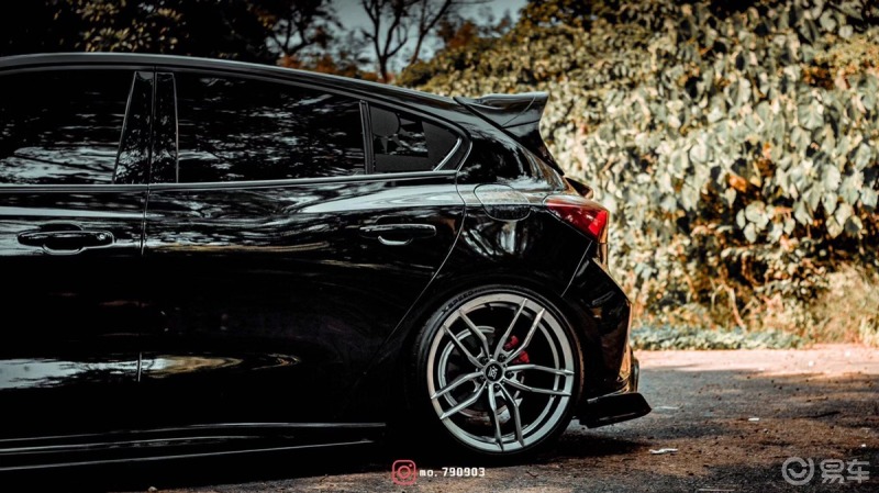 黑色福克斯隐藏着独特的气味也有黑武士之称低调奢华而不失性感车身在