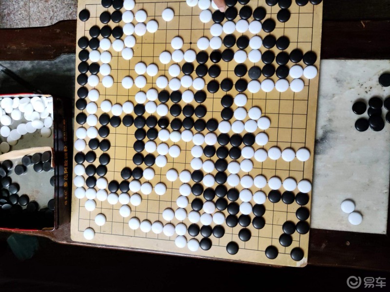 无特色帽子和俩小孩下的棋