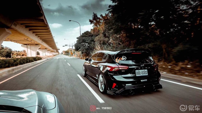 黑色福克斯隐藏着独特的气味也有黑武士之称低调奢华而不失性感车身在