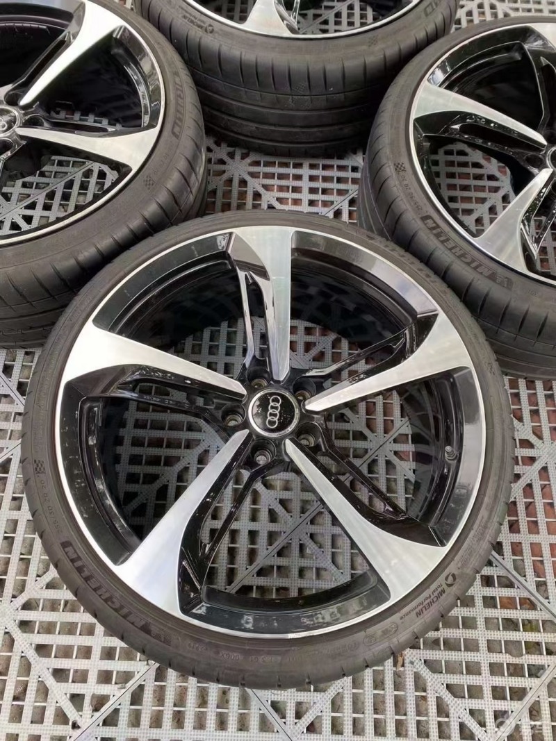 晒轮毂奥迪a7刀锋轮毂非常的帅气跑起来也想风火轮一样