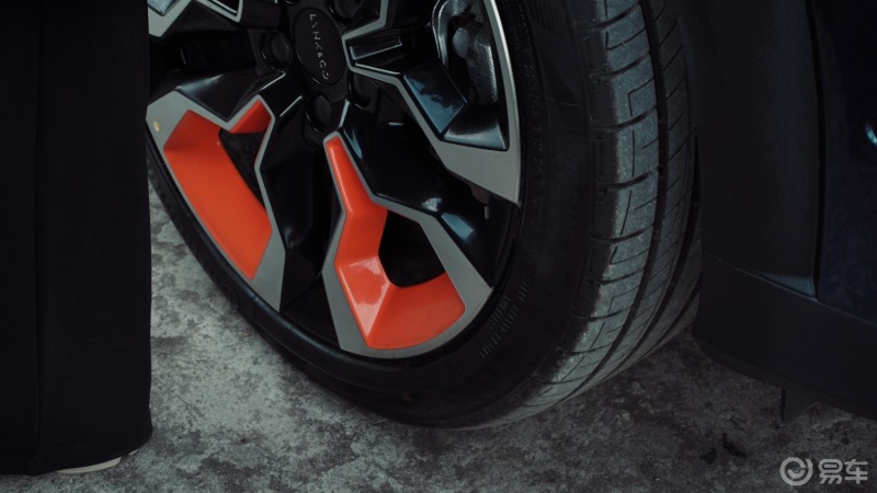 晒轮毂领克06的轮毂采用了红黑撞色设计将年轻人对速度与激情的渴望
