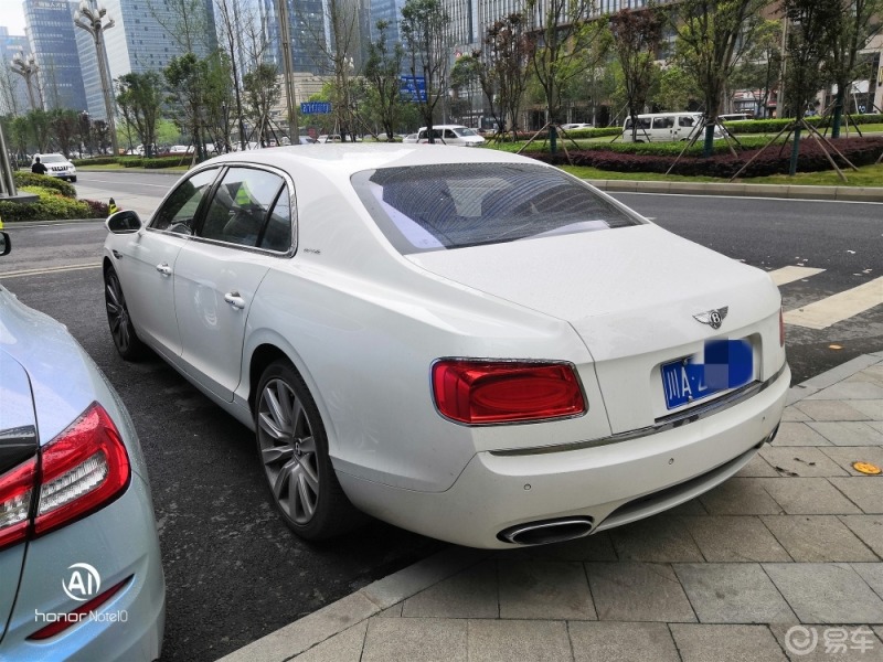 随手拍街边豪车今年三月空降四川成都在酒店门口拍到的宾利飞驰白色