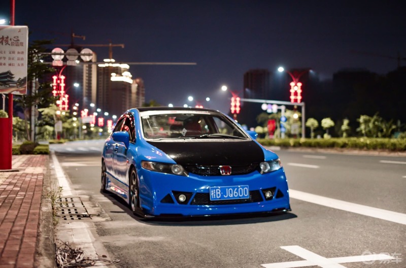 外观改装夜色里的八代思域改装的太有感觉了城市里动力很猛的小钢炮