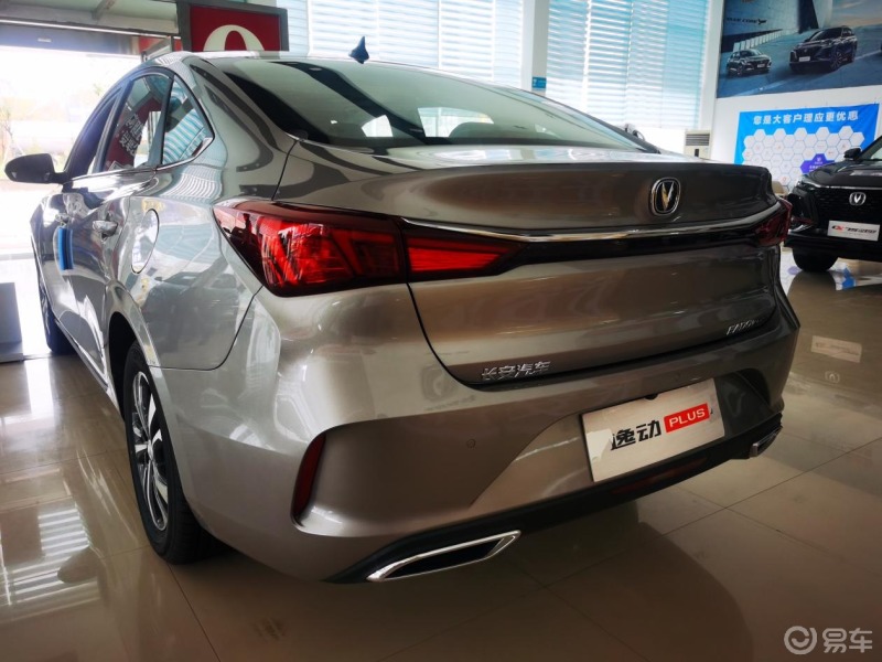 和朋友一起到店看逸动plus手动挡也很香啊