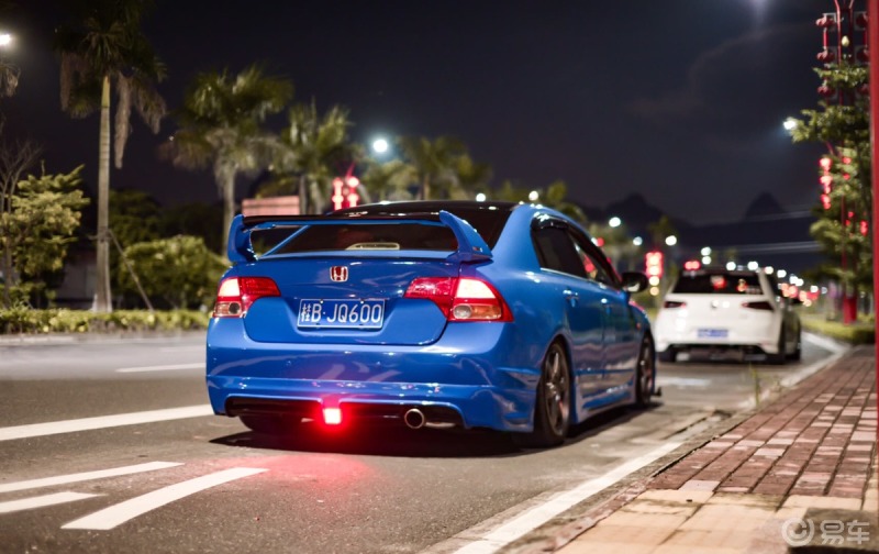 外观改装夜色里的八代思域改装的太有感觉了城市里动力很猛的小钢炮