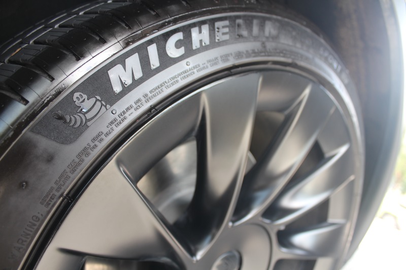 "天生适电,敢驭非凡"米其林竞驰ev轮胎使用感受