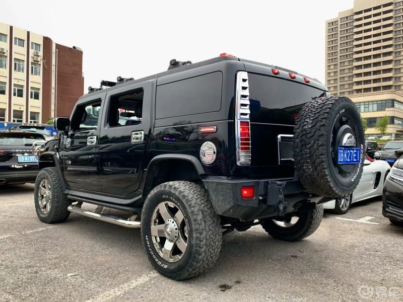 随手拍街边豪车悍马h2霸气十足的越野车大身躯有着大排量穿越复杂路况