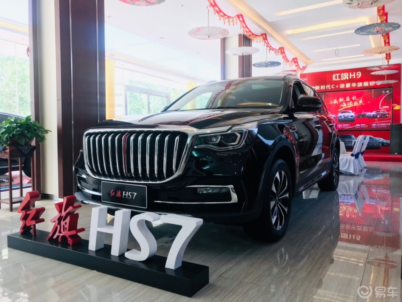 汽车生活红旗hs7整车侧身的贯穿式腰线简洁硬朗采用了双色动感车轮